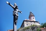 Kříž na Lazebnickém mostě a zámecká věž.