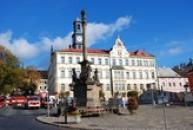 Sloup se sochou Panny Marie na náměstí Míru.