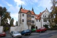 Dolní zámek ve slohu renesančním.
