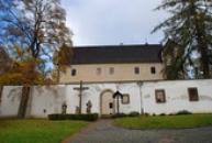 Horní zámek vystavěný ve stylu saské pozdní gotiky.
