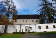 Ve stylu saské pozdní gotiky vystavěný horní zámek.
