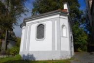 Kaple u kostela Povýšení sv. Kříže.
