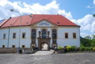 Vstupní brána zámku.