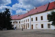 Severní strana nádvoří.