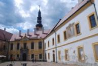 Západní křídlo s hodinovou věží.