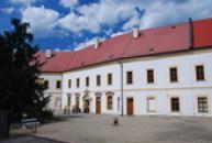 Opravené budovy severní části nádvoří.