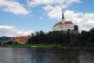 Pohled z protějšího břehu Labe.