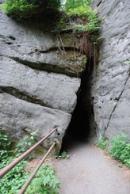 Říčka Kamenice obklopena z obou stran vysokými skalami.
