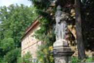 Barokní socha u kostela sv. Máří Magdaleny.
