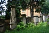 Staré německé náhrobky u kostela sv. Máří Magdaleny.
