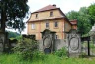 Německé náhrobky u kostela sv. Máří Magdaleny.
