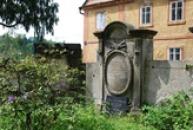 Německé náhrobky u zdejšího kostela.
