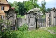 náhrobky u kostela sv. Máří Magdaleny.
