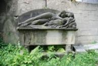 Náhrobky u kostela.
