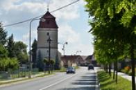 Kostel je dominantou návsi.