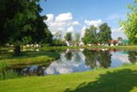 Malebný rybník na návsi.