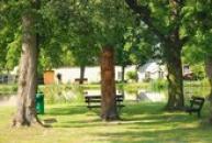 Totem na poloostrůvku rybníku na návsi.