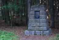 Památník na Jiřího Wachtla v nedalekém lese.