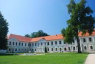 Nádvoří loveckého zámku.