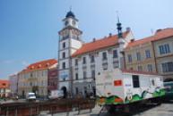 Maringotka kinematografu bratří Čadíků na náměsti.