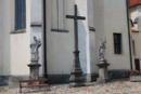Pohled na sochy u kostela sv. Jiljí.