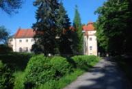 Příjezd k bývalé tvrzi.