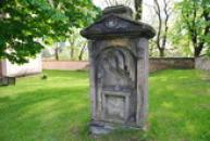 Dávná náhrobek u rotundy sv. Petra a Pavla.