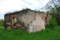 Ruiny stavení nedaleko hřbitova.