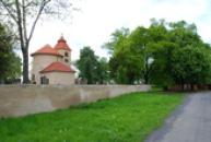 Rotunda a hřbitov na Budči.