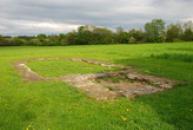 Pohled na rekonstruované základy kostela.