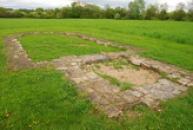 Základy kostela východně od rotundy.