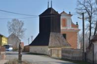 Zvonice u kostela sv. Petra a Pavla.