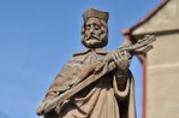 Detail sochy světce na návsi.