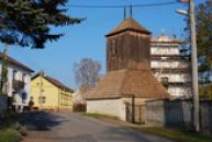 Dřevěná zvonice a kostel sv. Petra a Pavla.