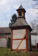 Lidová stavba dřevěné zvonice.