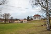 Hřiště ve středu obce.
