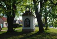 Kaplička na návsi.