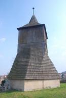 Dřevěná hřbitovní zvonice ze 17. století.