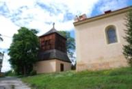 Dřevěná zvonice u kostela.
