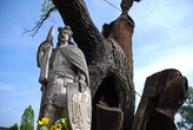 Svatováclavský dub se sochou sv. Václava.
