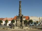 Mariánský sloup na náměstí ve Velvarech.