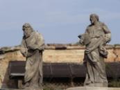 Plastiky u barokního kostela Nanebevzetí Panny Marie.