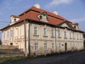 Zdejší budova fary.