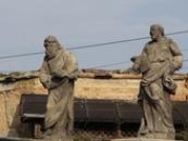 Plastiky u kostela Nanebevzetí Panny Marie.