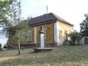 Socha Antonína Dvořáka před varhaníkovnou.