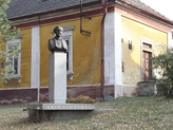 Socha Antonína Dvořáka před budovou varhaníkovny.