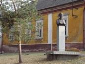 Socha skladatele Antonína Dvořáka před budovou varhaníkovny.