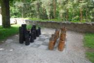 Šachové figury v areálu hradu.