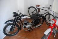 Exponáty v muzeu motocyklů.