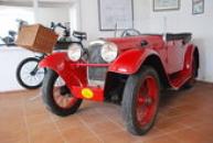 Aerovka červená ve zdejším motocyklovém muzeu.